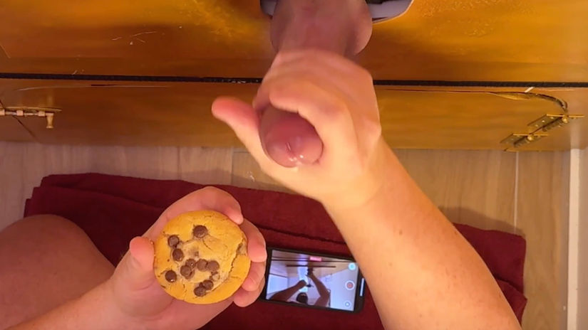 4# Kekswichsen Curiosity Twink: 18-Jähriger Gloryhole-Neuling mit gebogenem Schwanz – Süße Sahne auf Cookie!